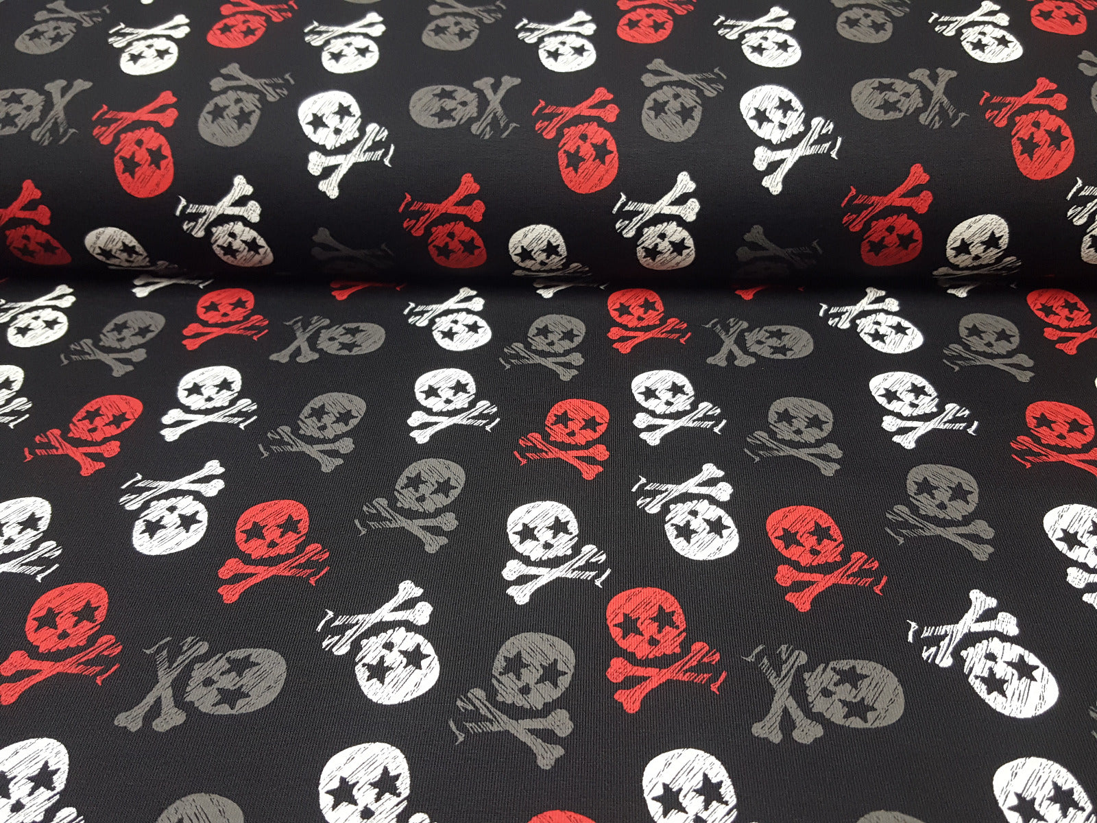 Skulls schwarz/weiss/rot/grau