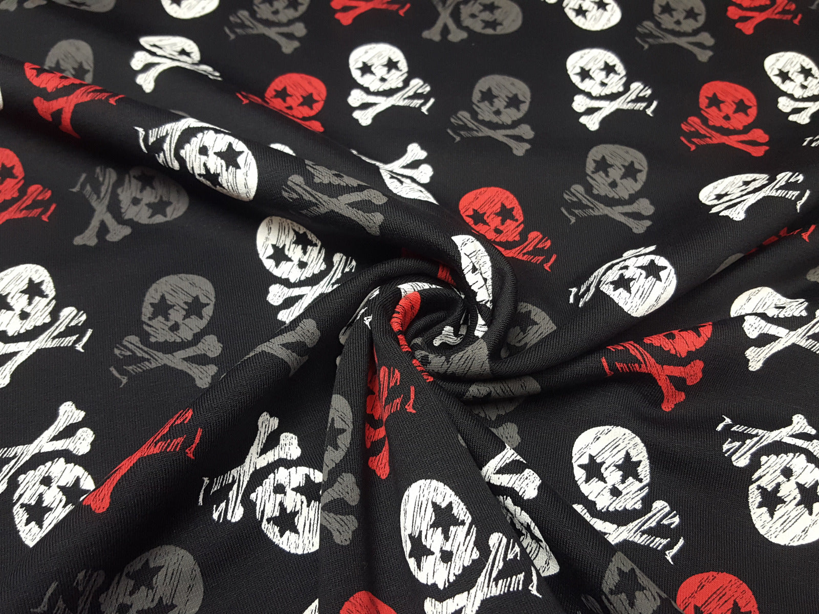 Skulls schwarz/weiss/rot/grau