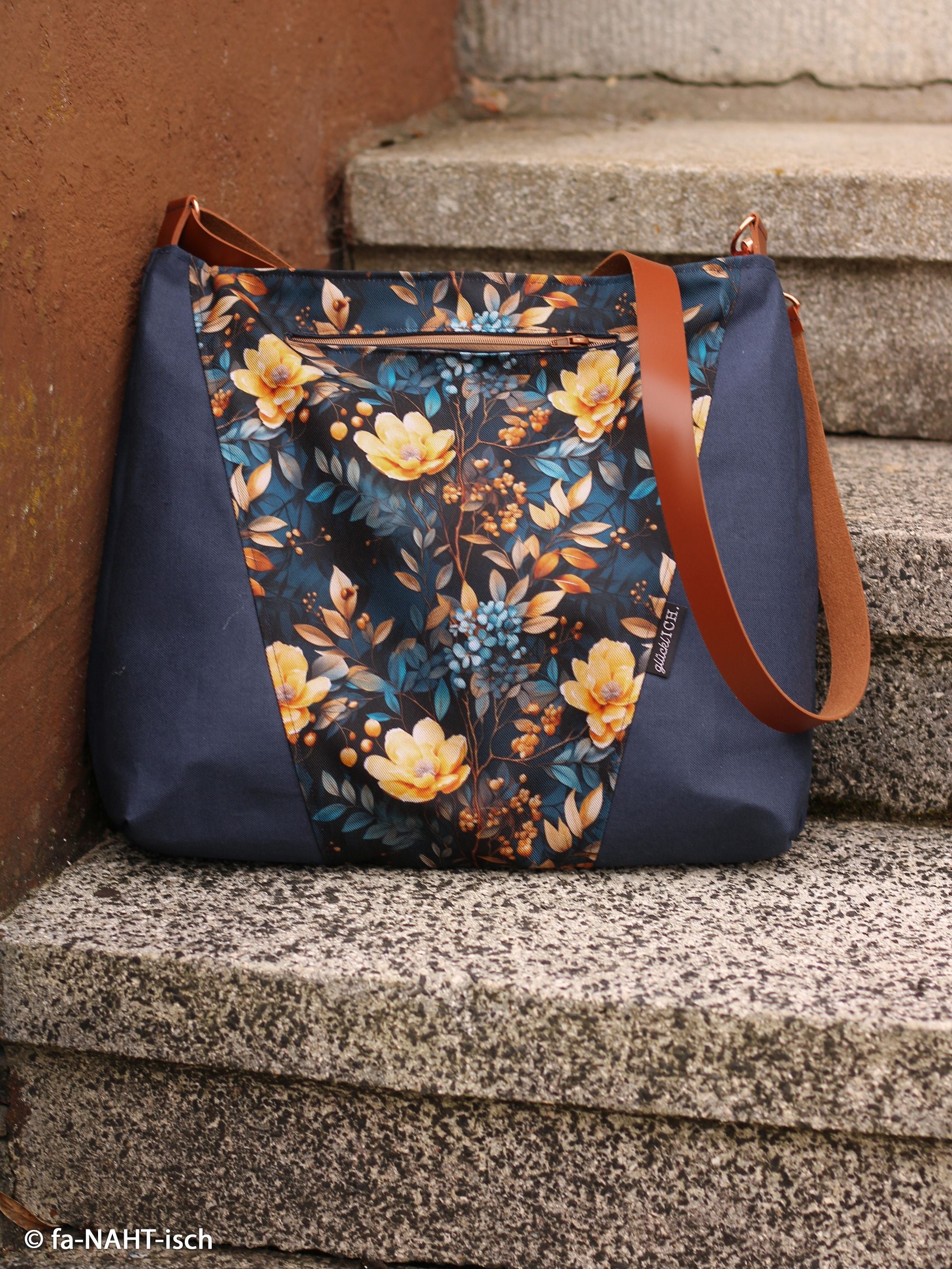 Flowing Bloom by Sarah Mariam dunkelblau/petrol/caramel