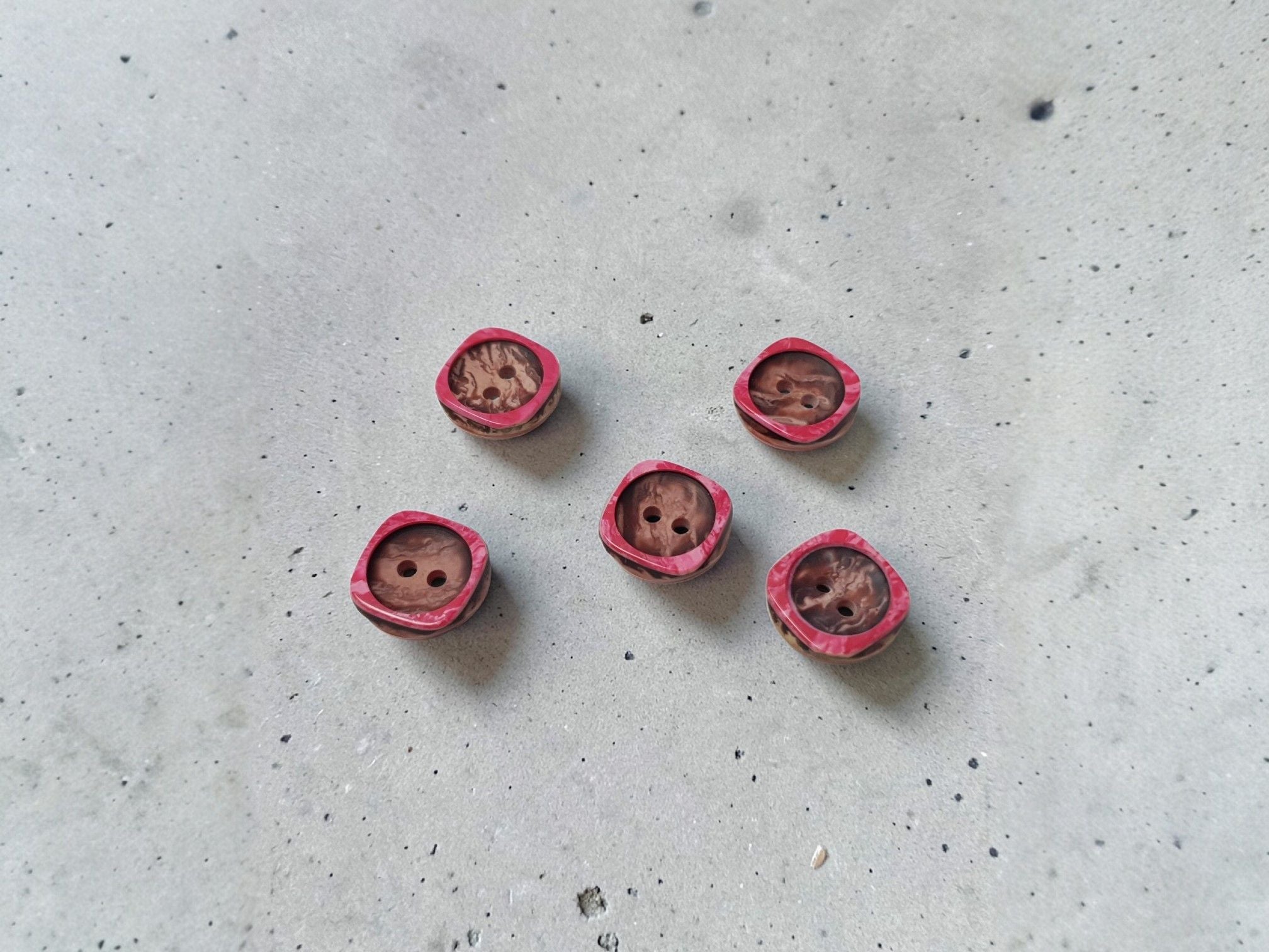 Kunststoffknöpfe 15mm braun/pink