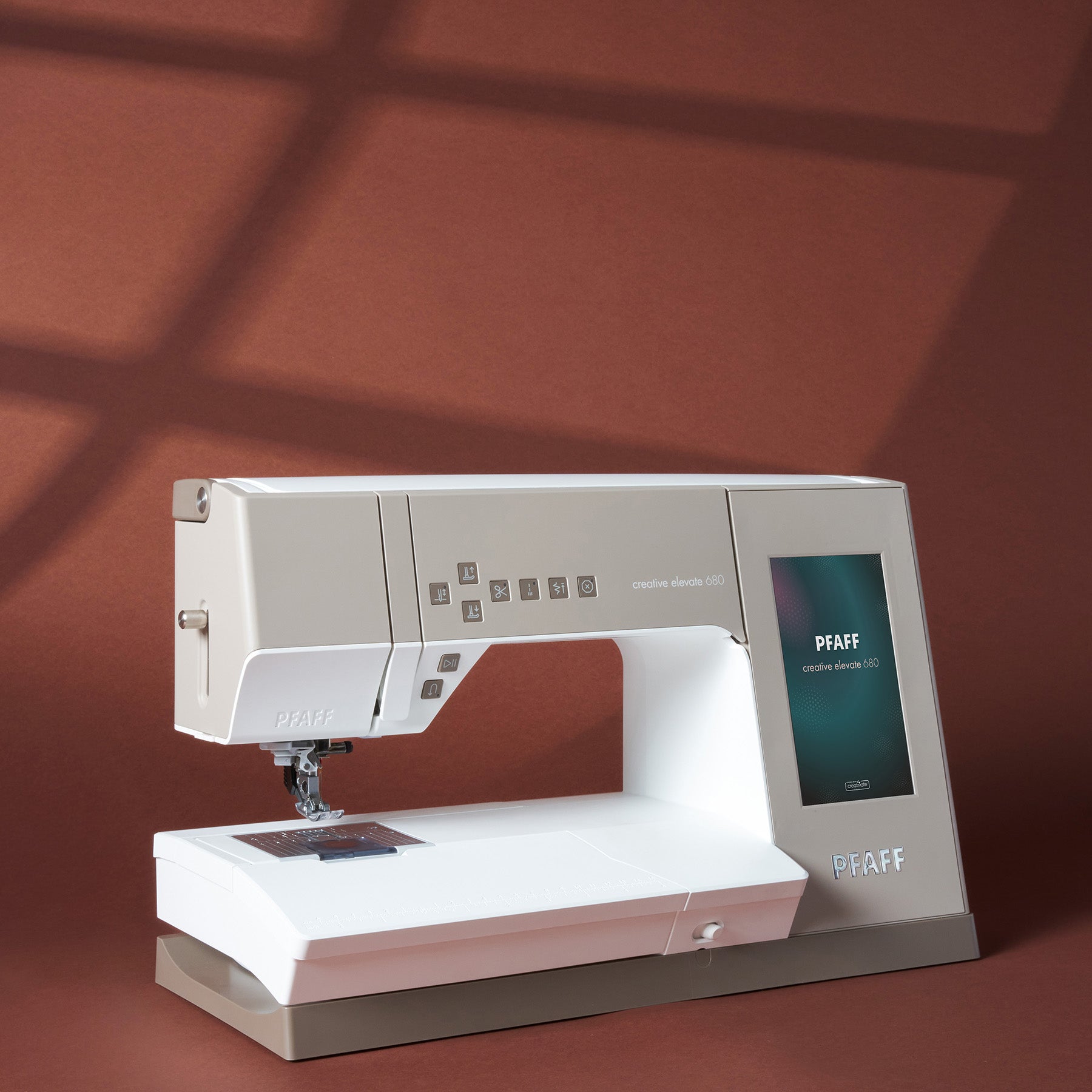 PFAFF creative elevate 680 Näh- und Stickmaschine