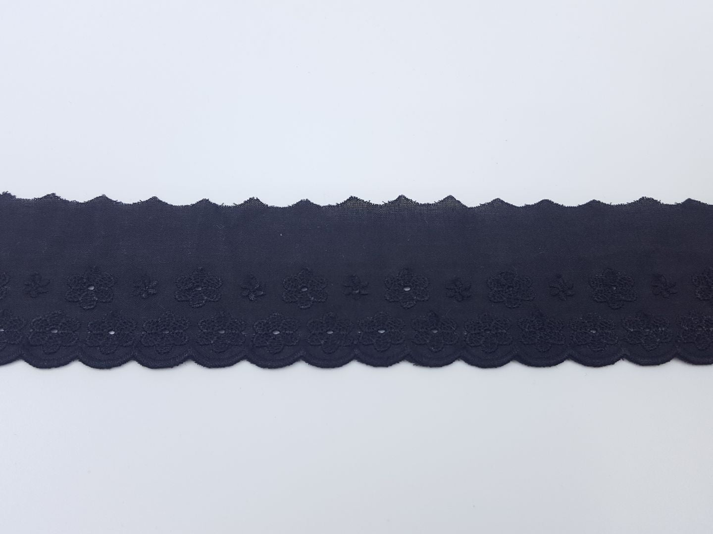 Gewobene Spitze weiss Material: 100% Baumwolle Masse: 65mm breit Pflegehinweis: 30° waschbar & bügelbar