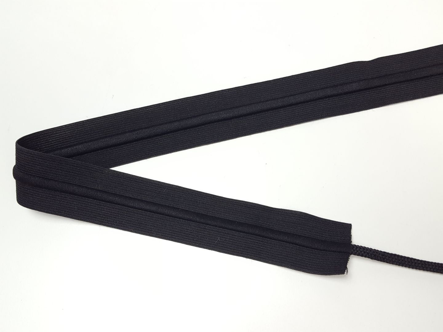 Elastisches Gummiband mit integrierter Kordel