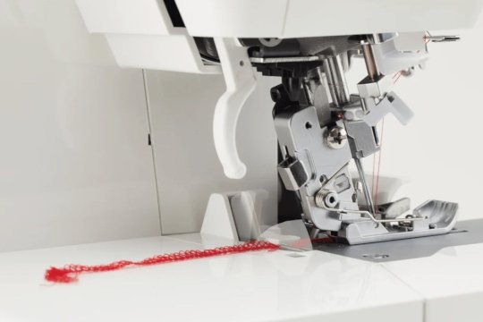 Juki MO-3500 Sumato Overlockmaschine mit Lufteinfädelung