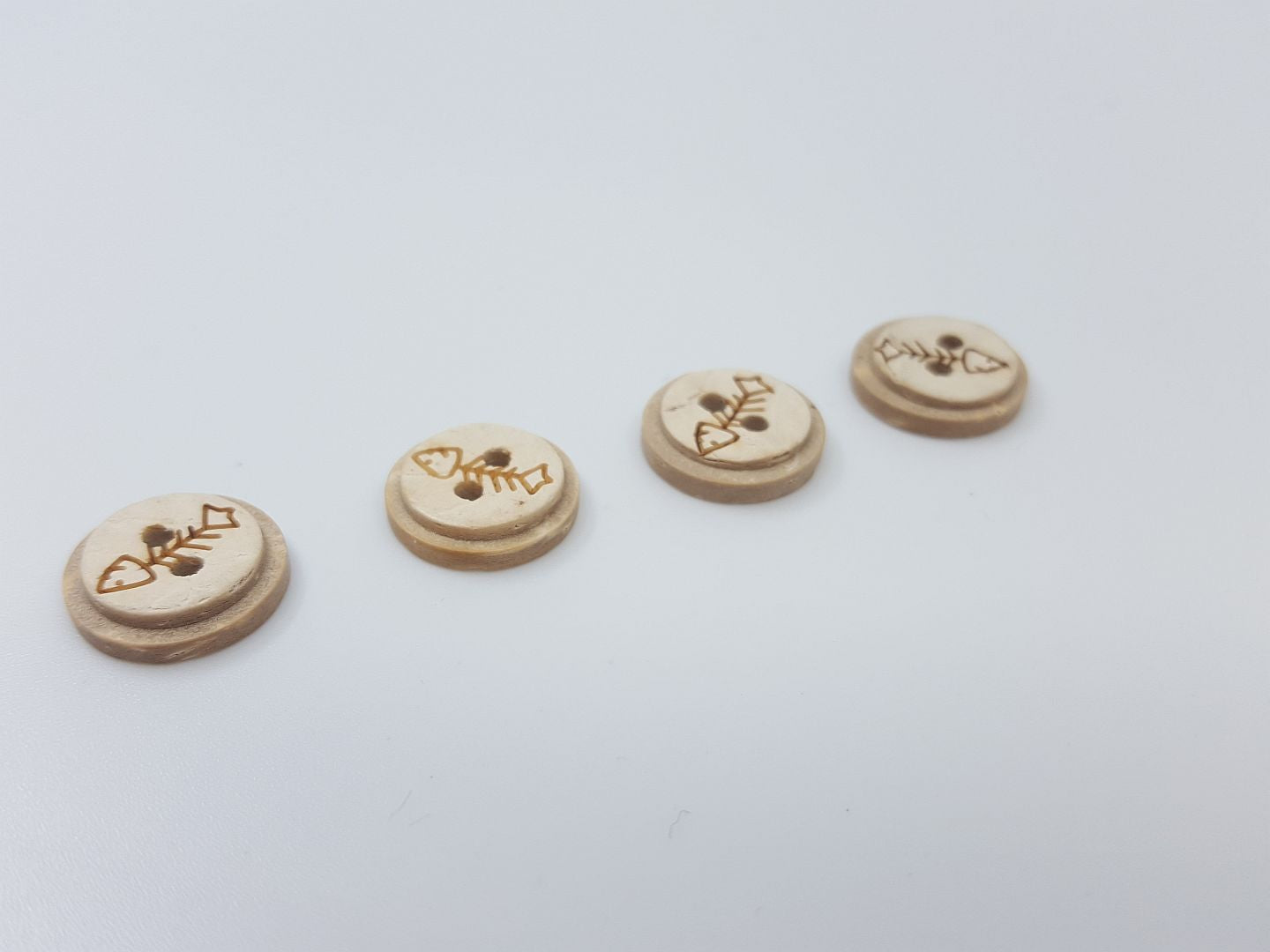 Fishbone Holzknöpfe beige 14mm