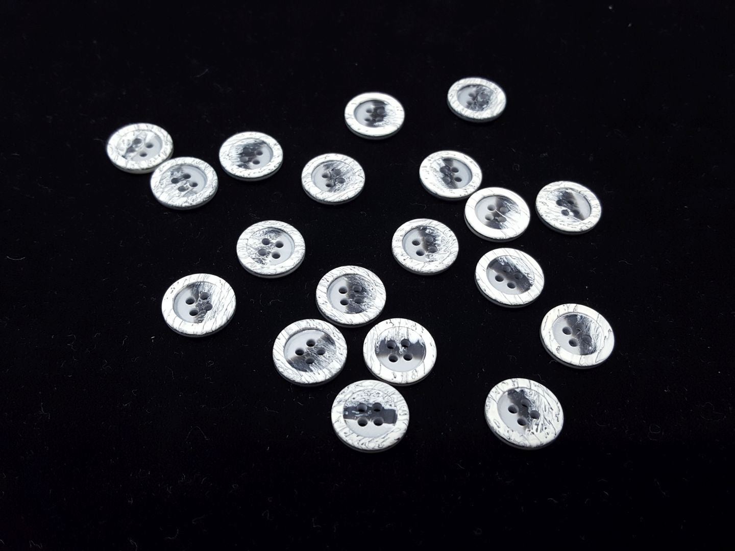 Kunststoffknöpfe dunkelgrau/ecru 15mm