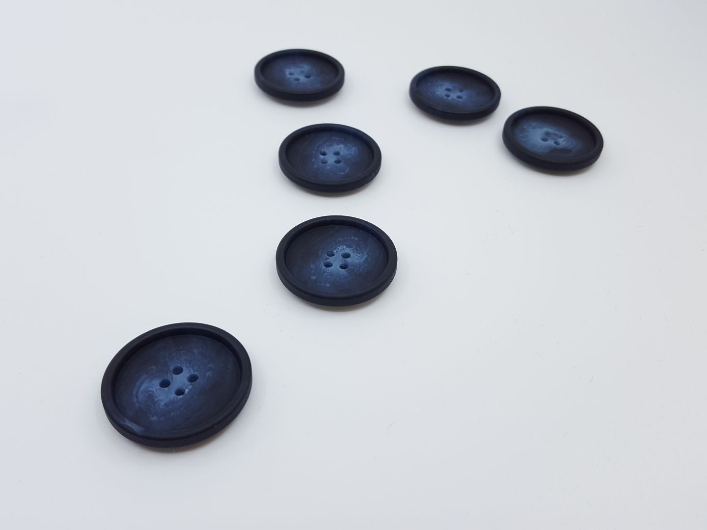 Kunststoffknöpfe mit Rand dunkelblau melange 30mm