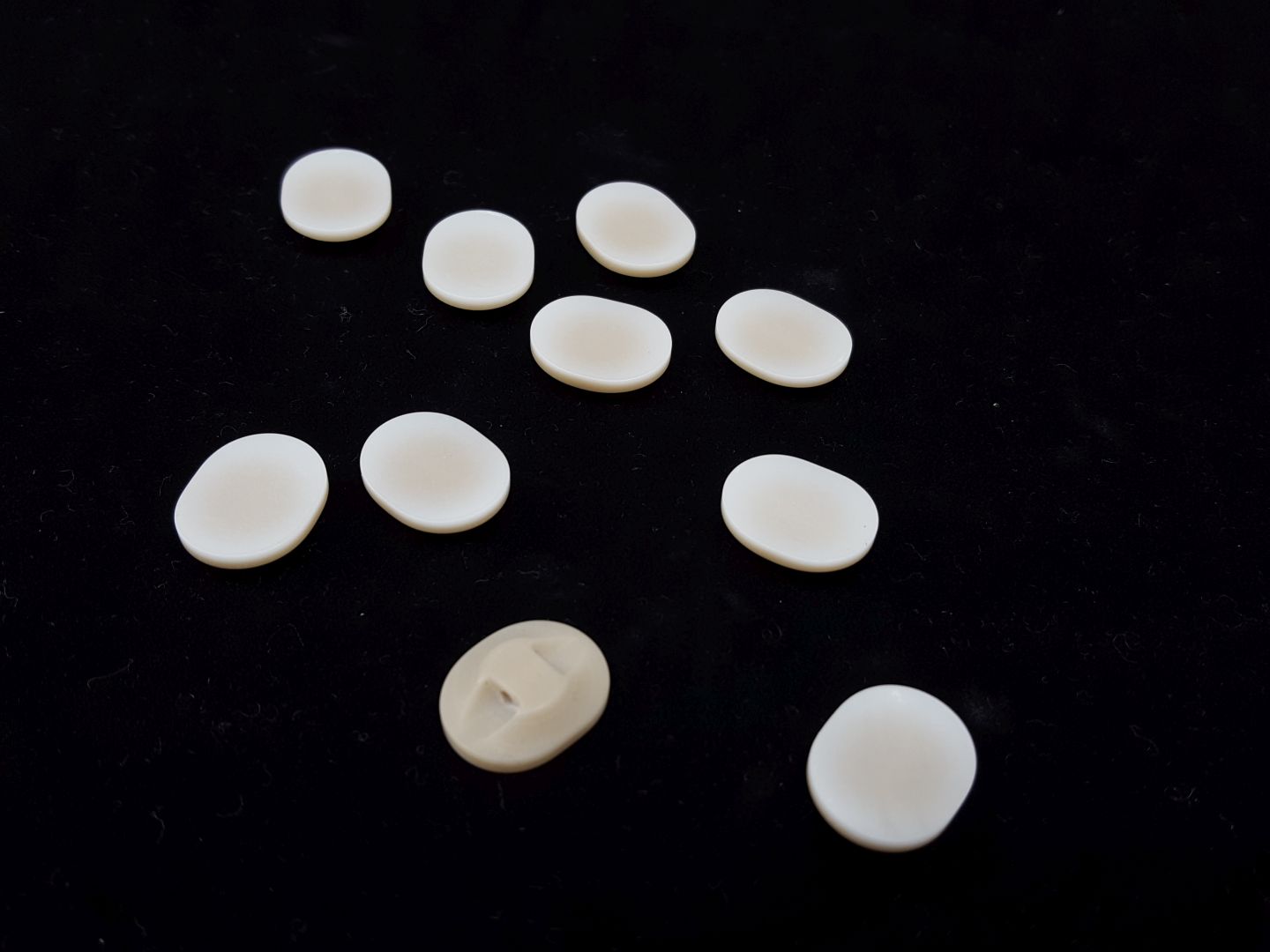 Kunststoffknöpfe mit Steg beige 14mm