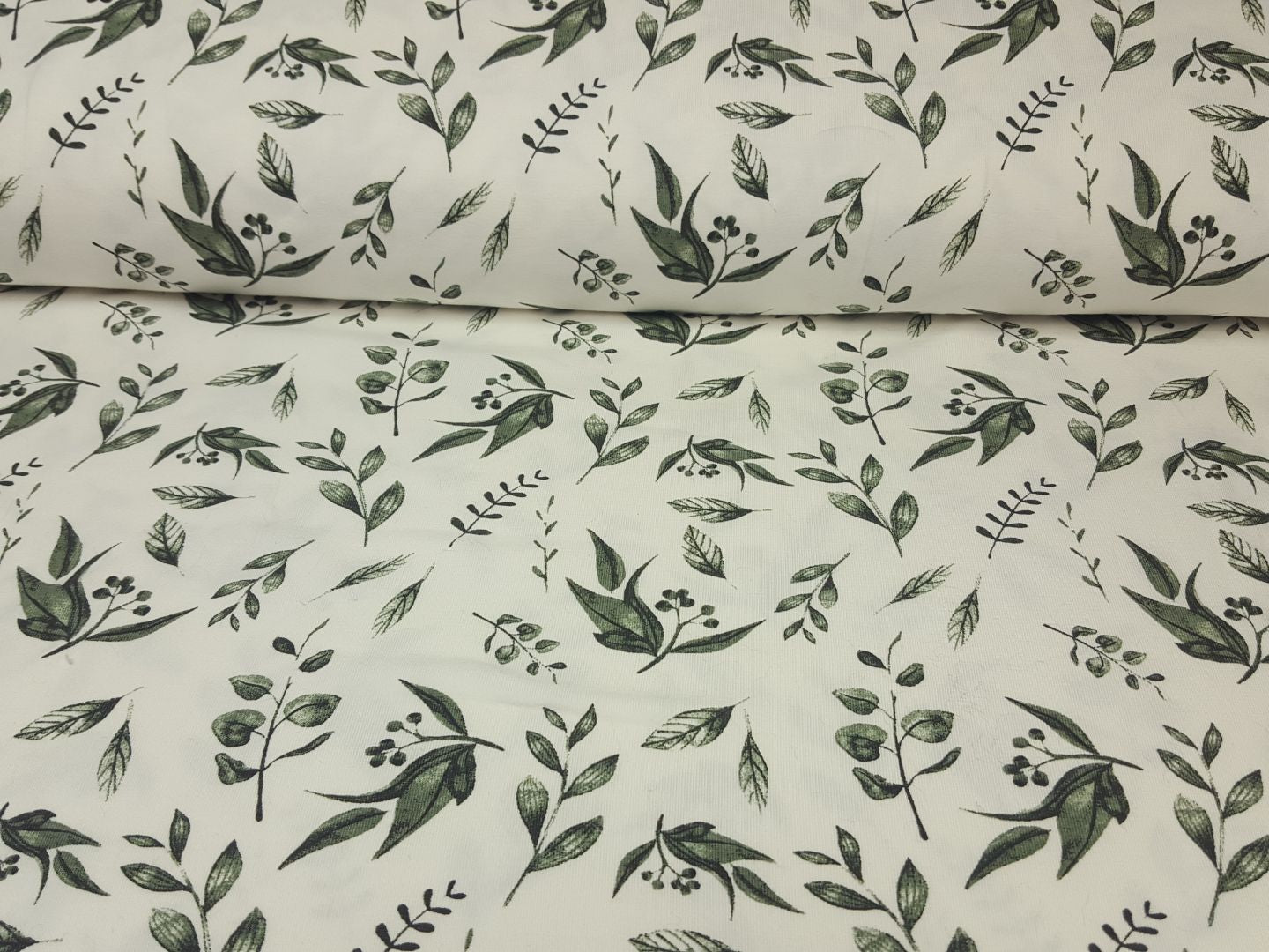 Leaves offwhite/dusty green