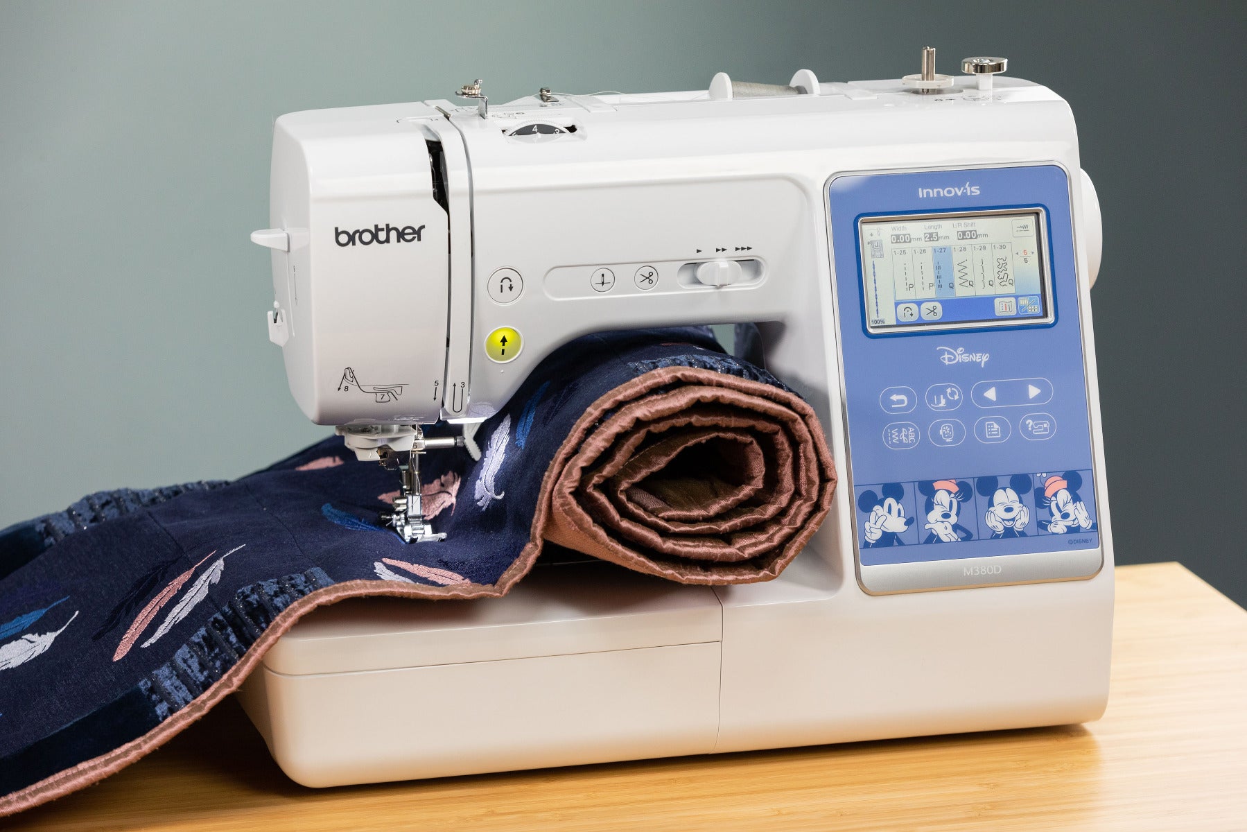 Brother Innovis M380D Disney Näh- und Stickmaschine