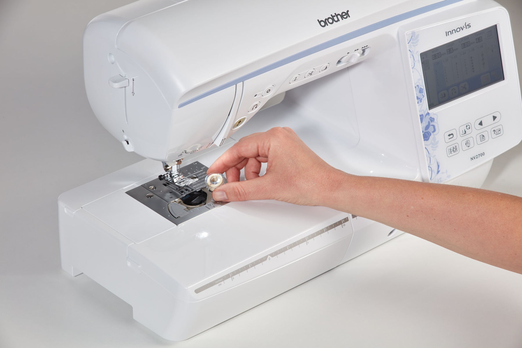 Brother Innov-is NV2700 Näh- und Stickmaschine