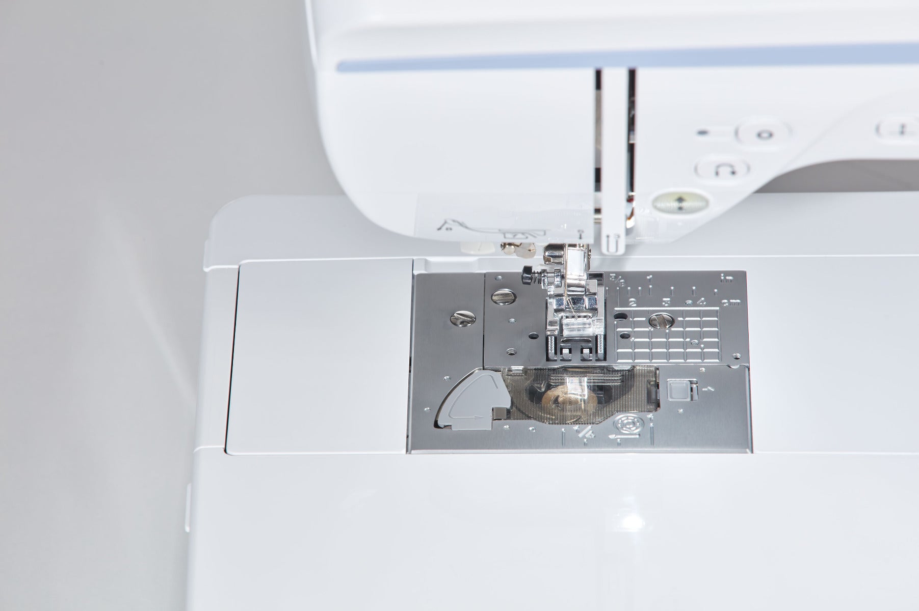 Brother Innov-is NV2700 Näh- und Stickmaschine