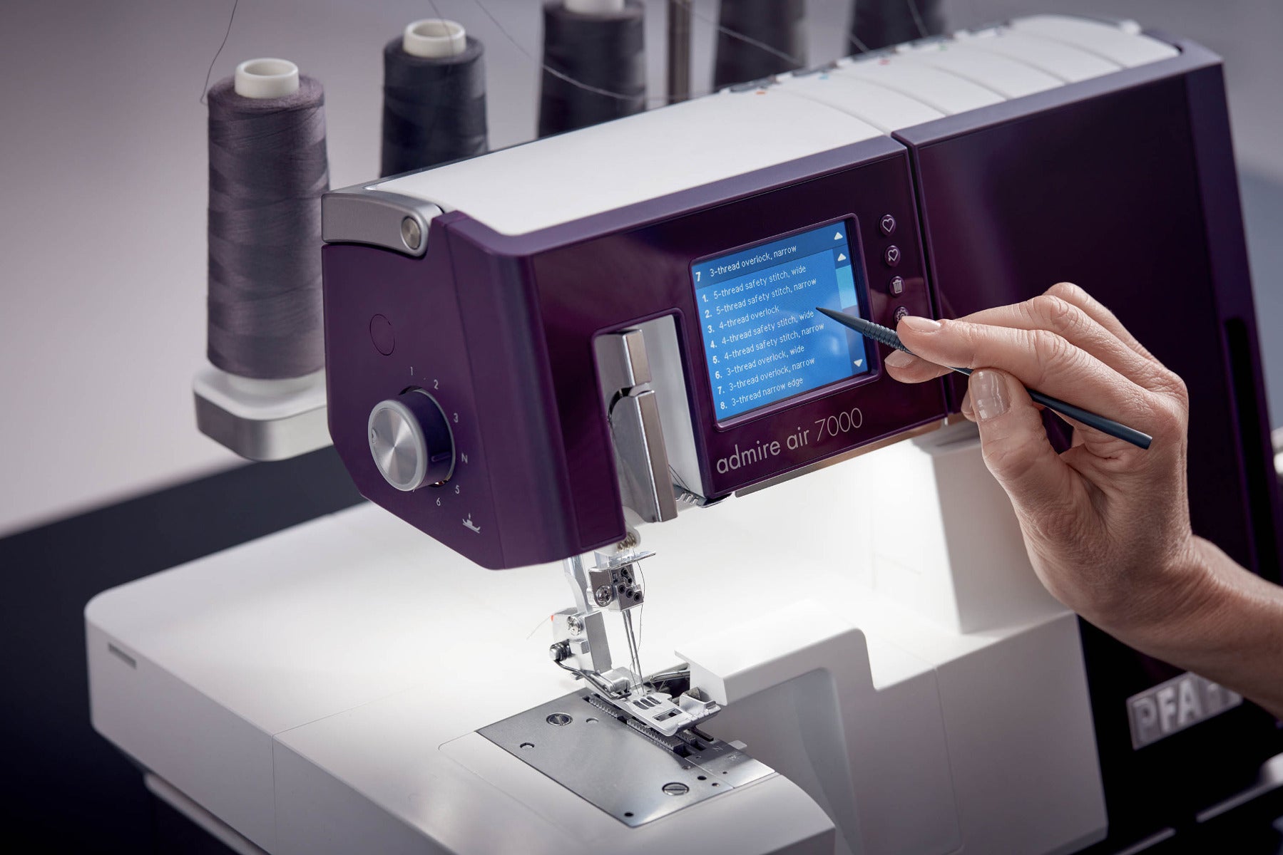 Pfaff Admire Air 7000 Coverlock