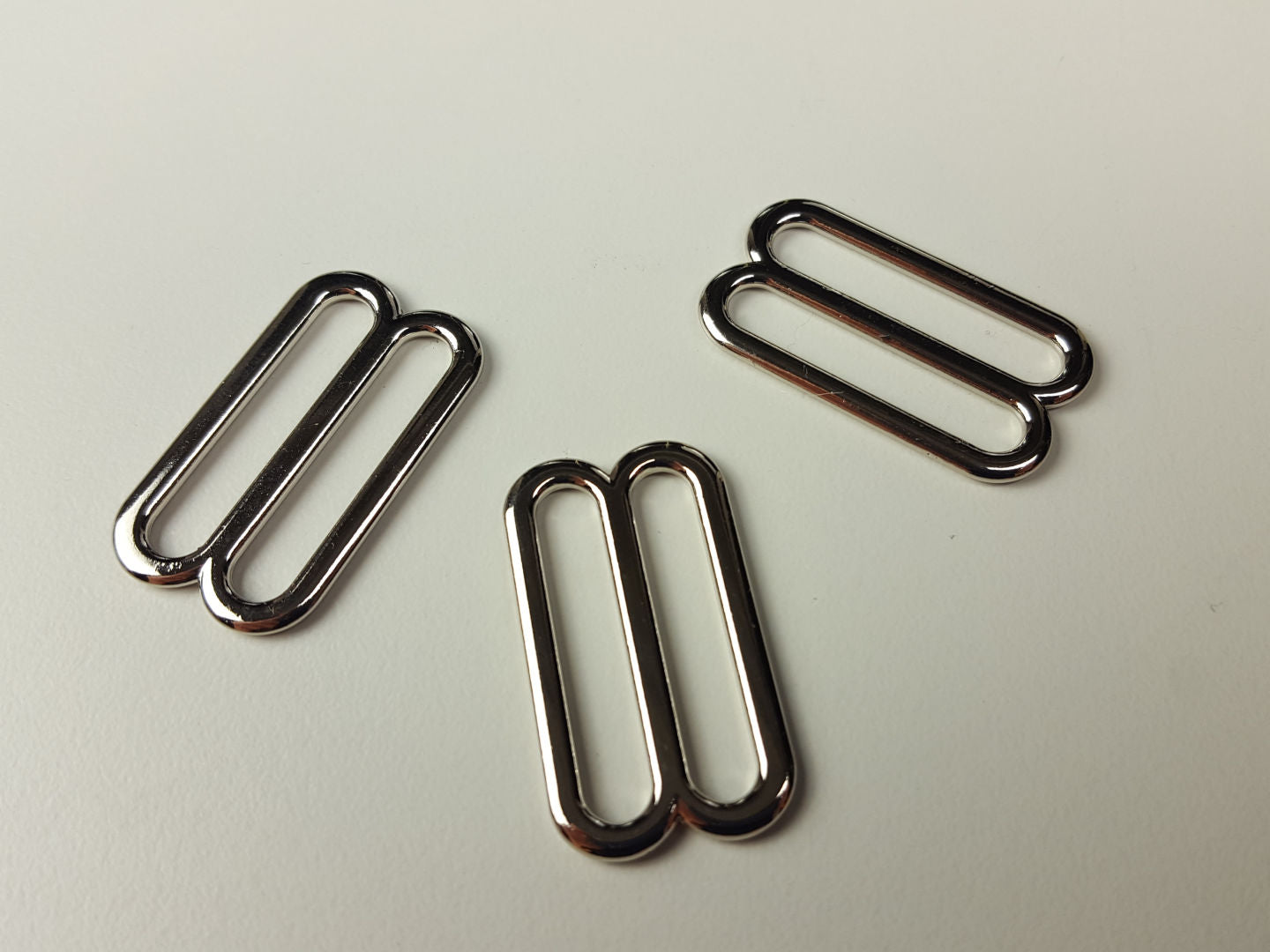 Schieber/Versteller für 30mm Gurtband Ausführung: Zinkdruckguss, hochglanzvernickelt Farbe: silber Masse: 20mm x 35mm (Innenmass der Banddurchführung 5,4mm x 30mm)
