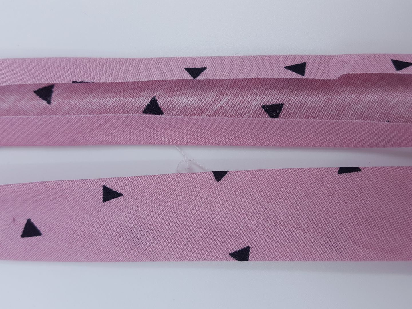 Schrägband mit Dreiecken altrosa/schwarz