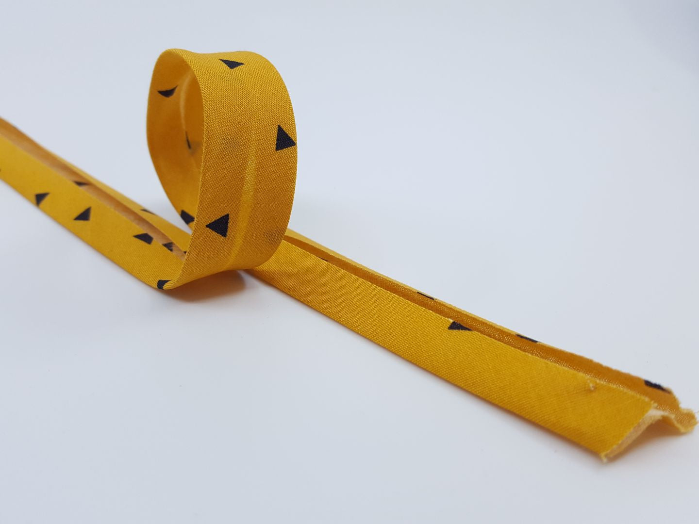 Schrägband mit Dreiecken senf/schwarz