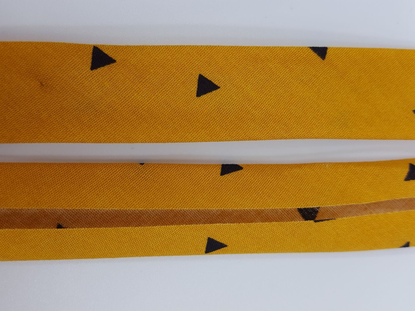 Schrägband mit Dreiecken senf/schwarz