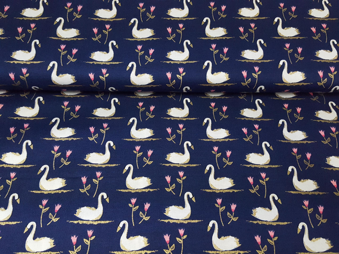 Schwan am schwimmen dunkelblau/gold/weiss/rosa