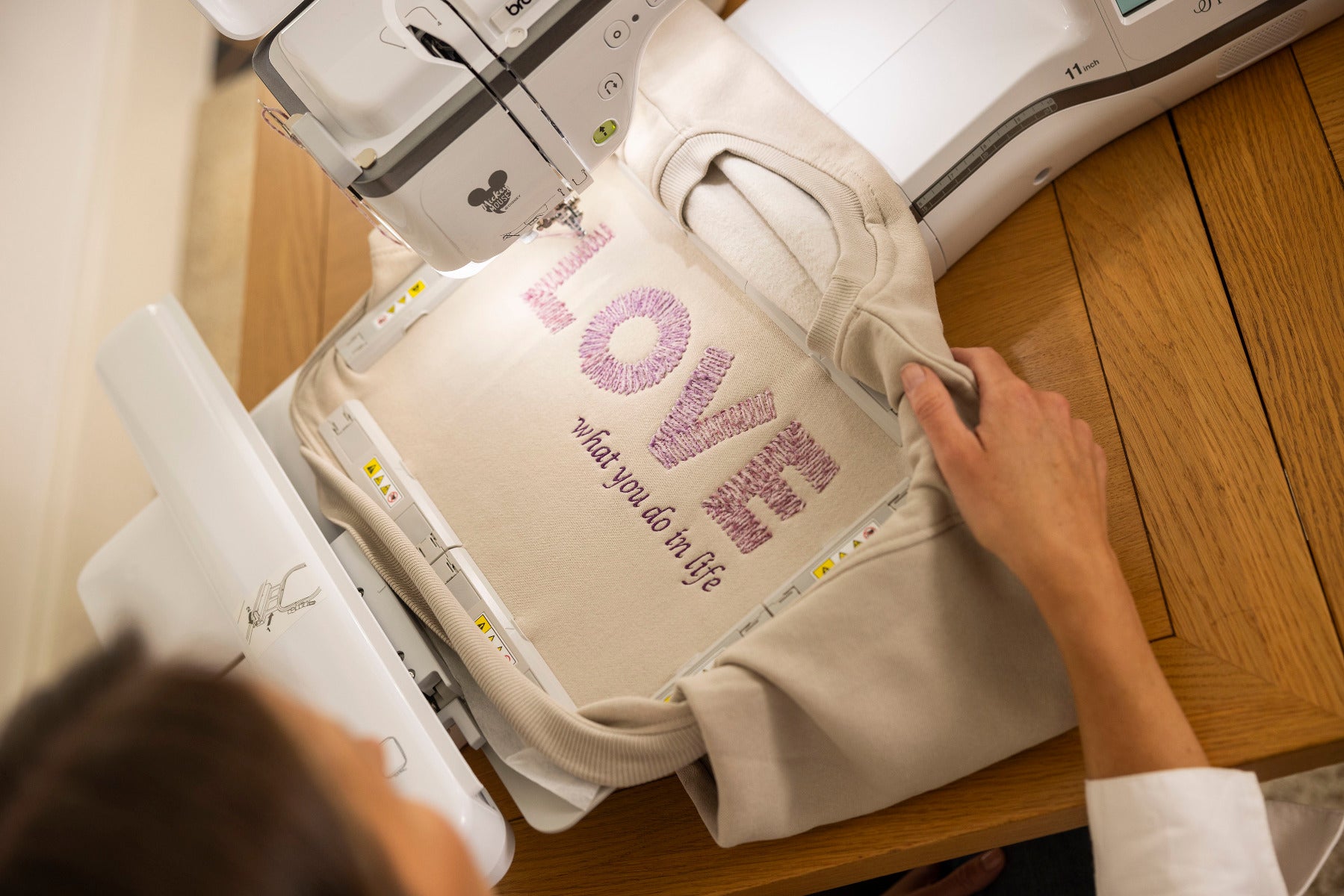 Brother Stellaire XE2 Stickmaschine mit LED-Pointer & Disney