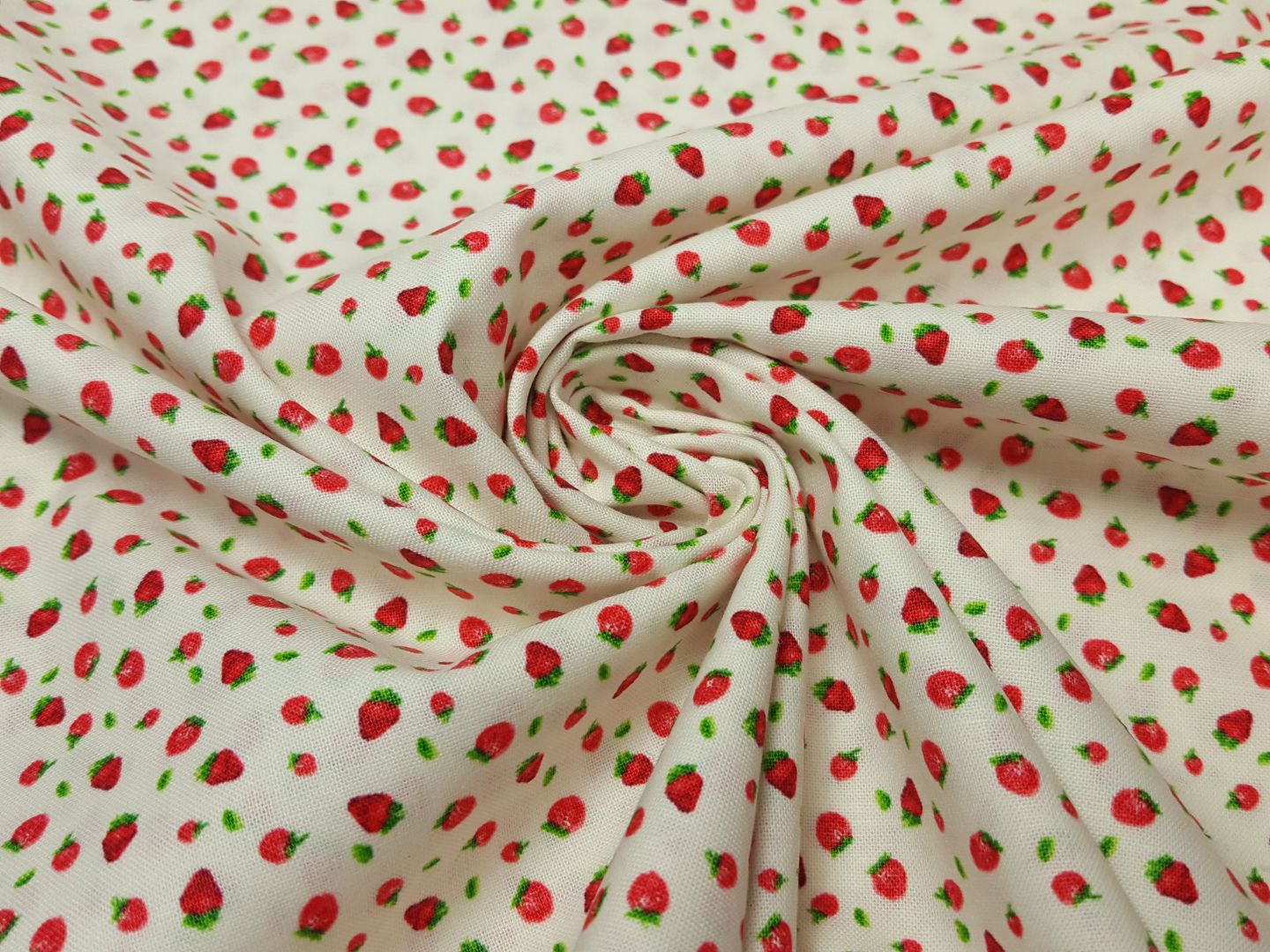 Timeless Treasures Fruit creme/rot