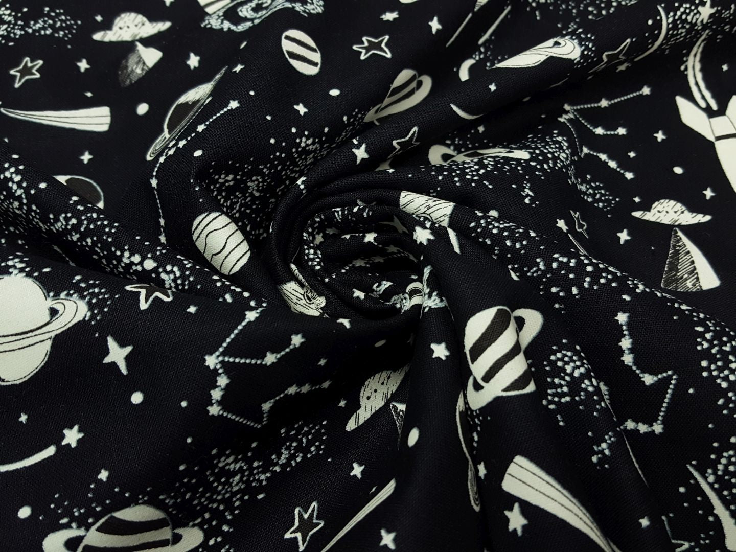 Timeless Treasures Space schwarz/offwhite