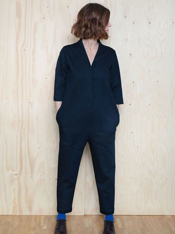 V-Neck Jumpsuit Papierschnittmuster von The Assembly Line