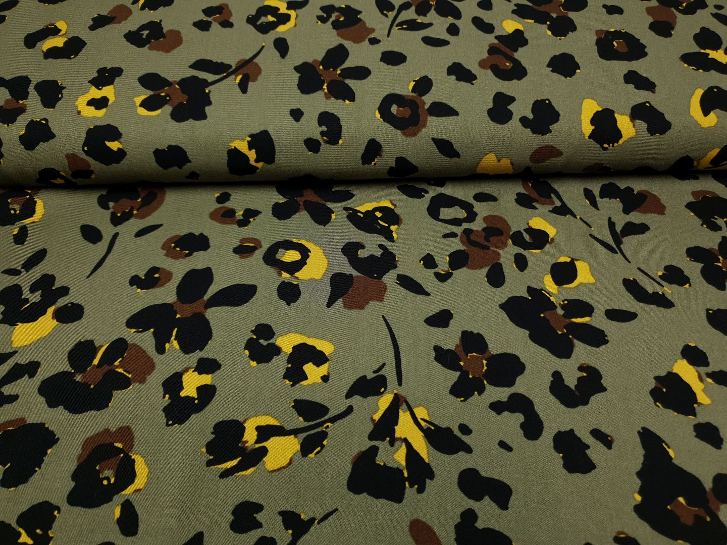 Viskosetwill Leopard khaki/schwarz