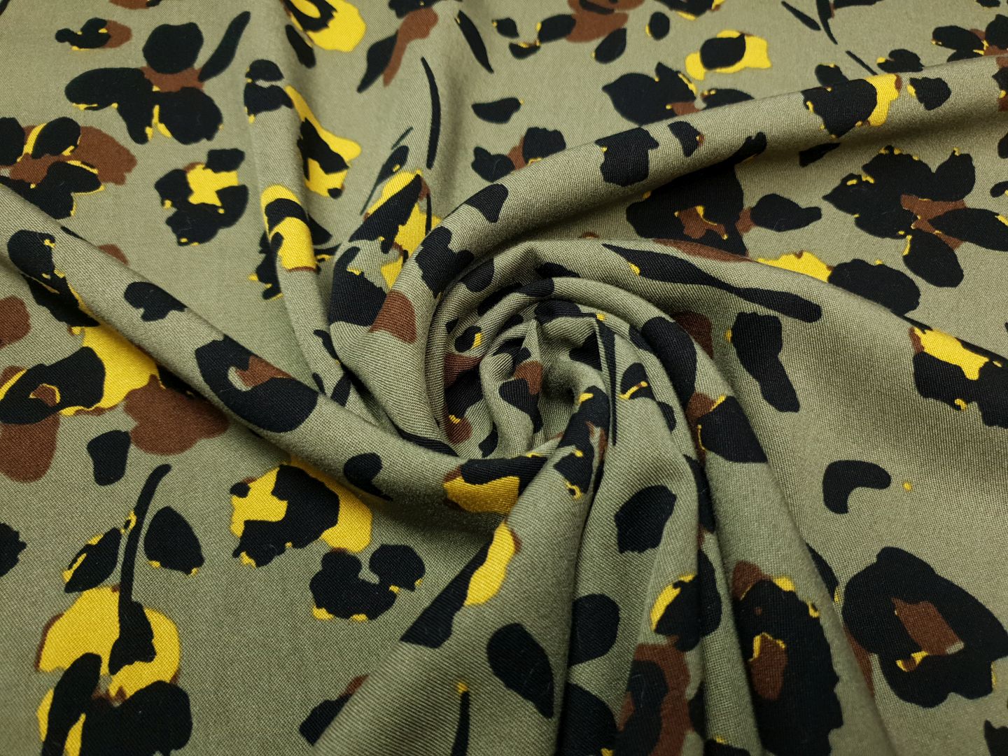 Viskosetwill Leopard khaki/schwarz