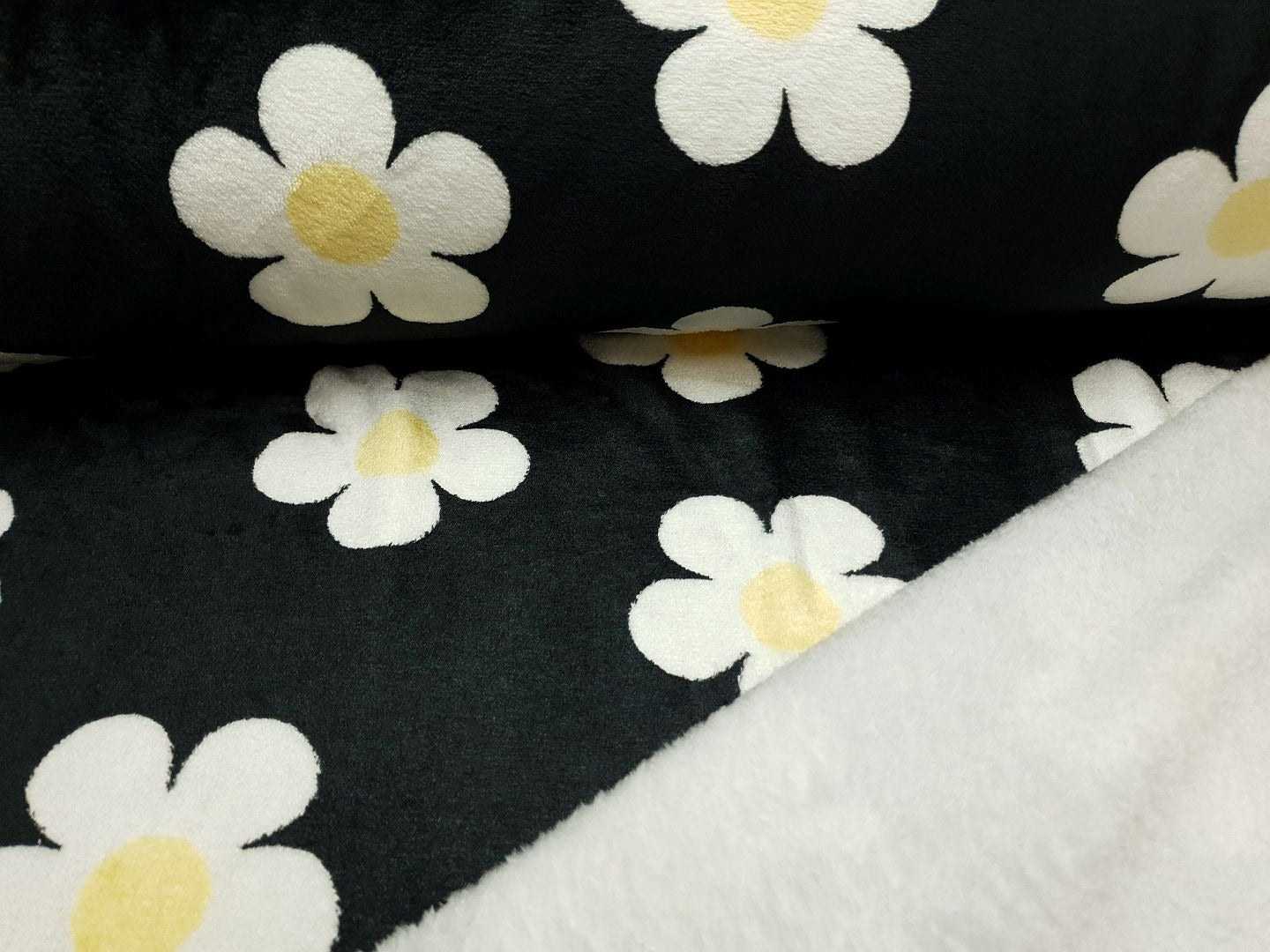 Wellnessfleece Flowers schwarz/offwhite/gelb