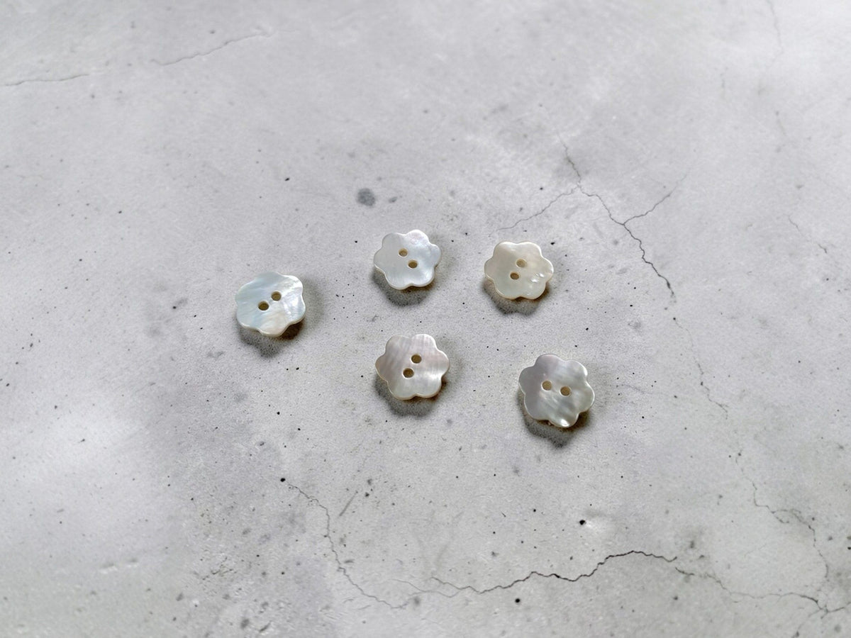 Blumen-Perlmuttknopf 15mm creme