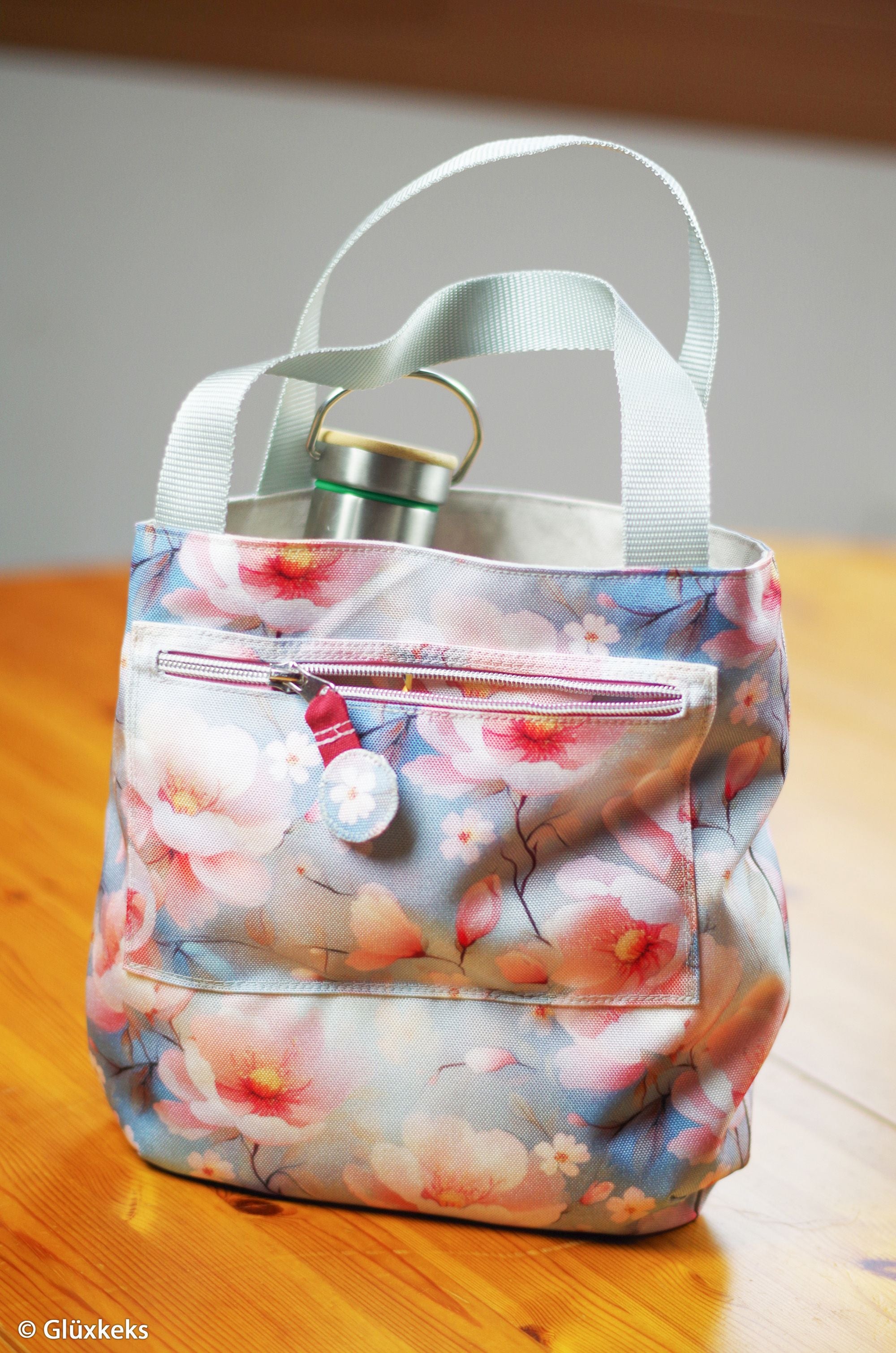Flowing Bloom by Sarah Mariam hellblau/rosa/blau