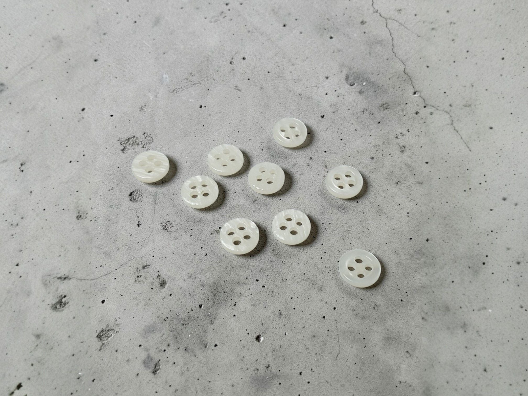 Kunststoffknöpfe mit Rand 8mm weiss
