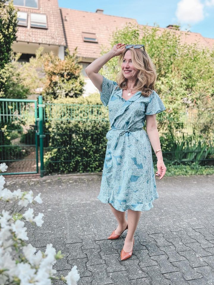 Papierschnittmuster Wickelkleid Holly Damen von Fadenkäfer