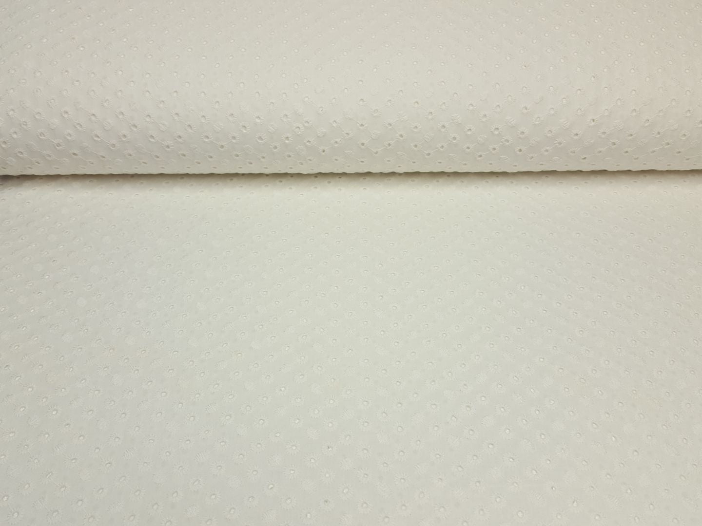 Baumwollwebware mit Lochstickerei offwhite