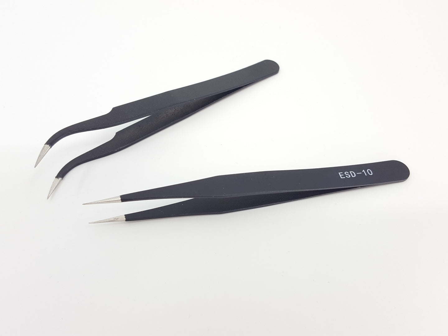 Edelstahl Pinzetten gerade und gebogen schwarz  Zwei antistatische Edelstahlpinzetten mit Schutzkappen  Masse: ca. 12,5 cm lang Farbe: schwarz Lieferumfang: 1 Pinzette gebogen und 1 Pinzette gerade