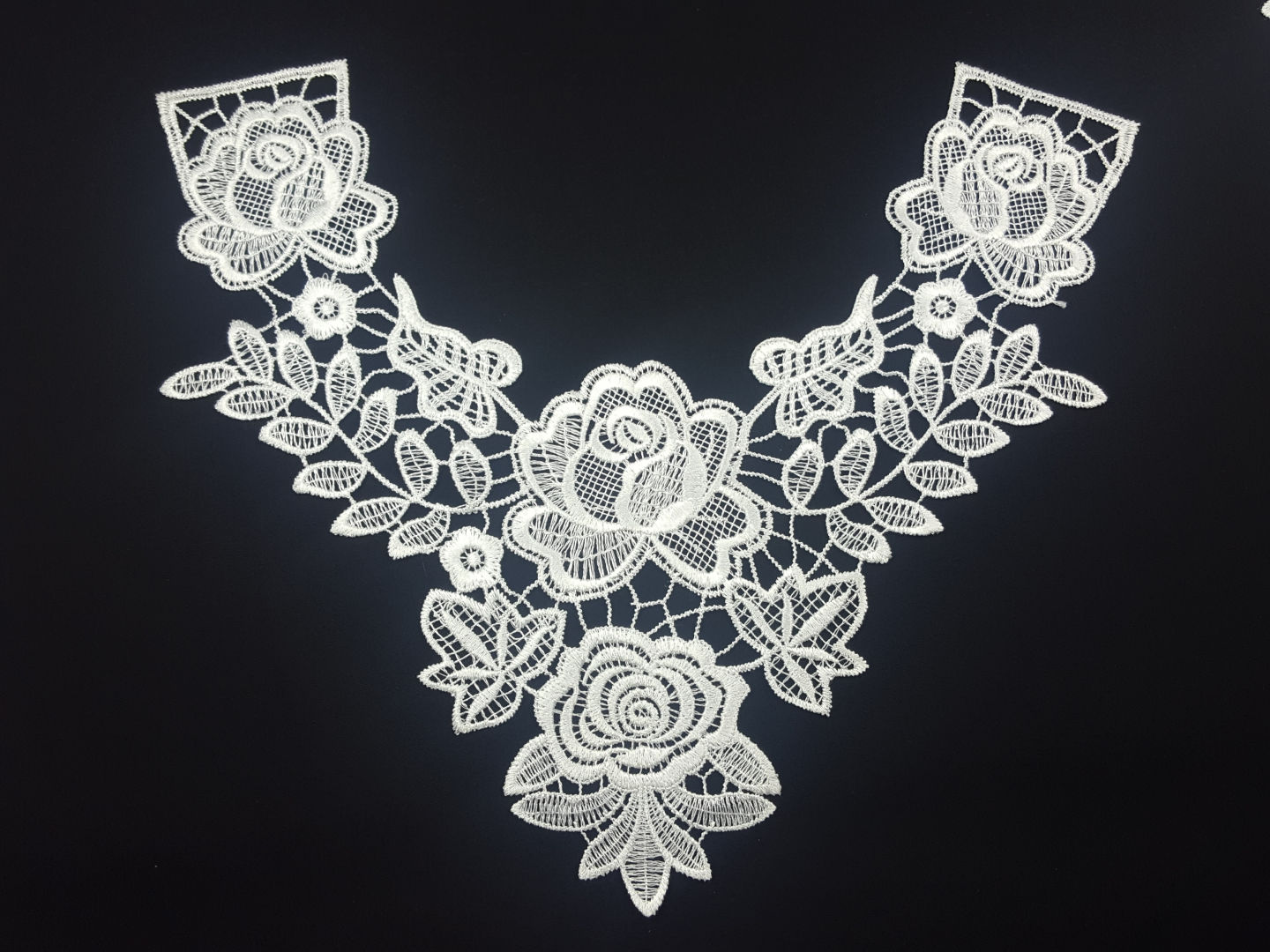 gestickter Spitzenkragen Rosen weiss
