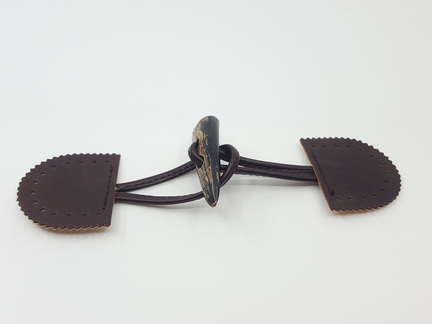 Knebelverschluss mit Knebel aus Horn braun