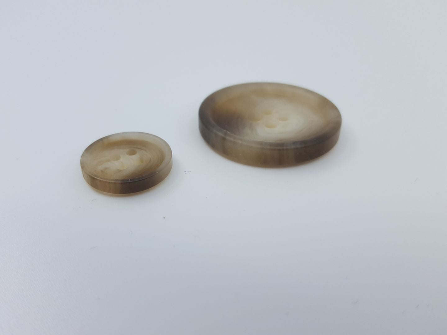 Kunststoffknöpfe mit Rand schlamm/beige gesprengelt 27mm