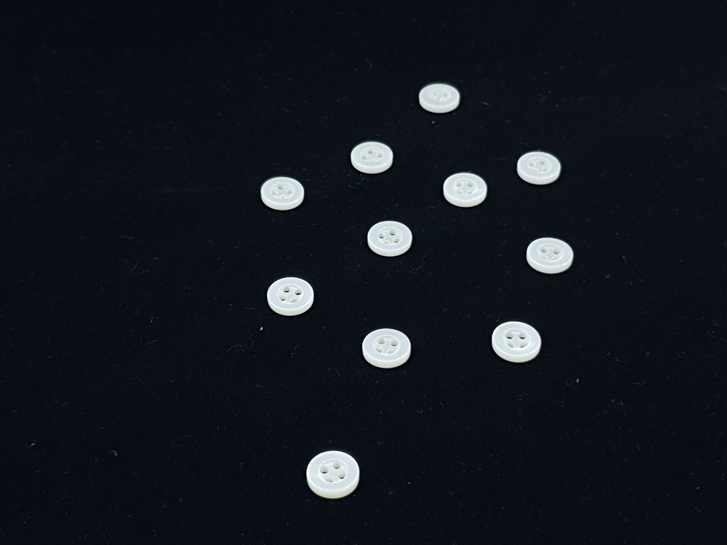 Kunstoffknöpfe mit Rand 10mm weiss