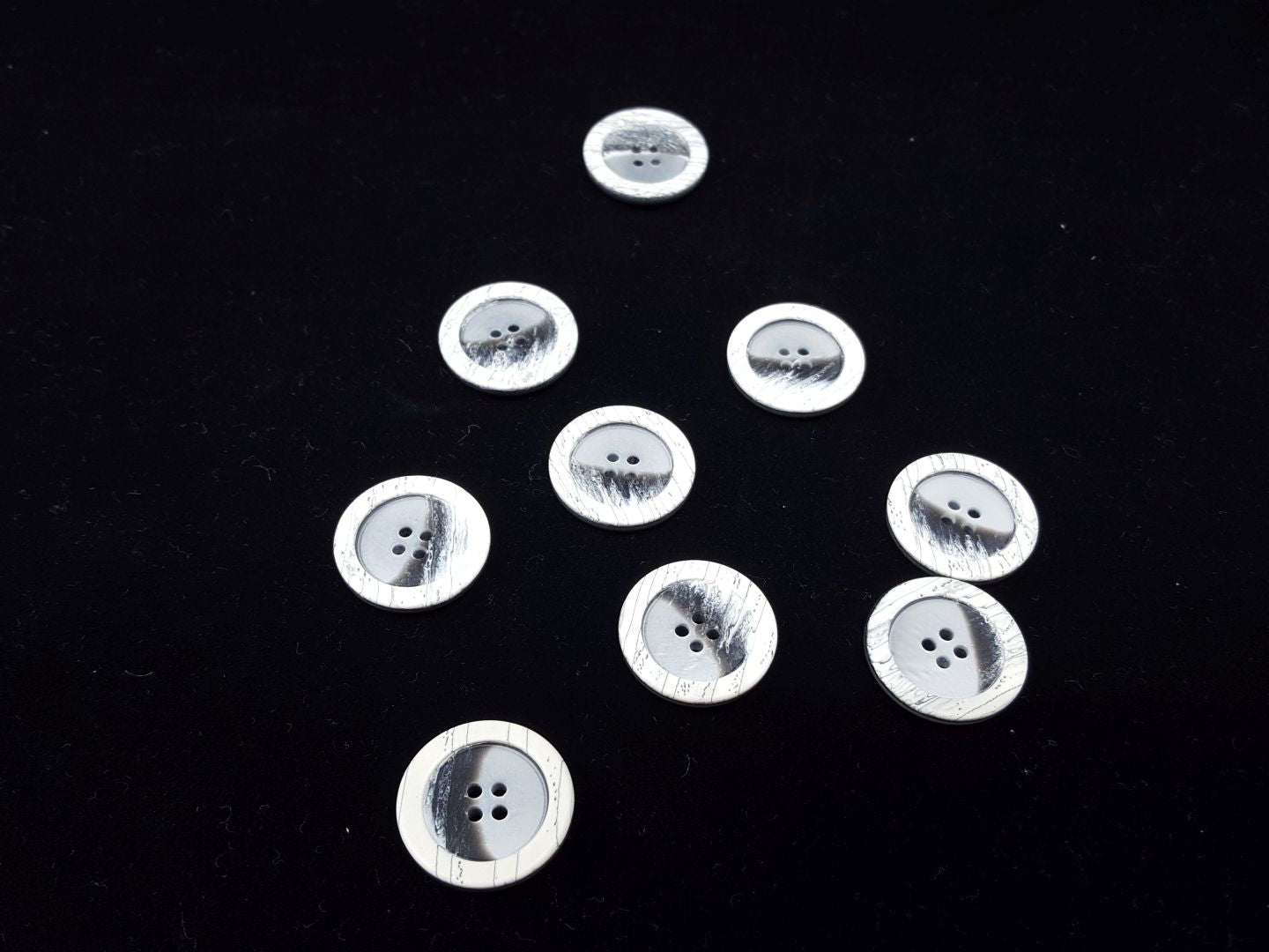 Kunststoffknöpfe dunkelgrau/ecru 23mm