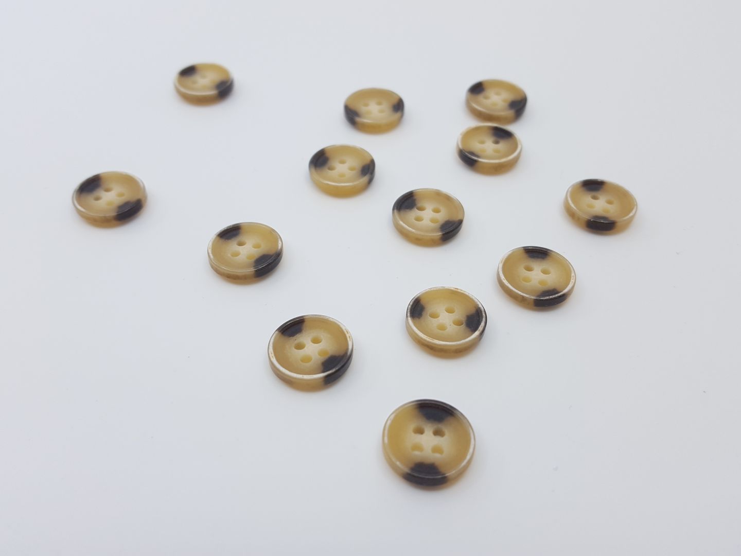 Kunststoffknöpfe mit Rand beige 12mm