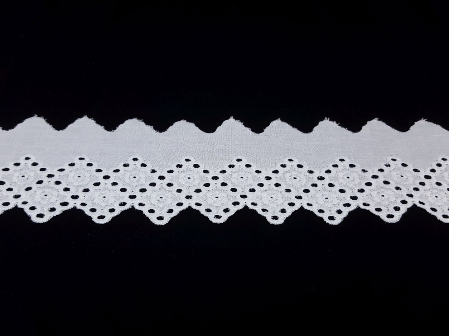 Gewobene Spitze weiss   Material: 100% Baumwolle Masse: 65mm breit Pflegehinweis: 30° waschbar & bügelbar