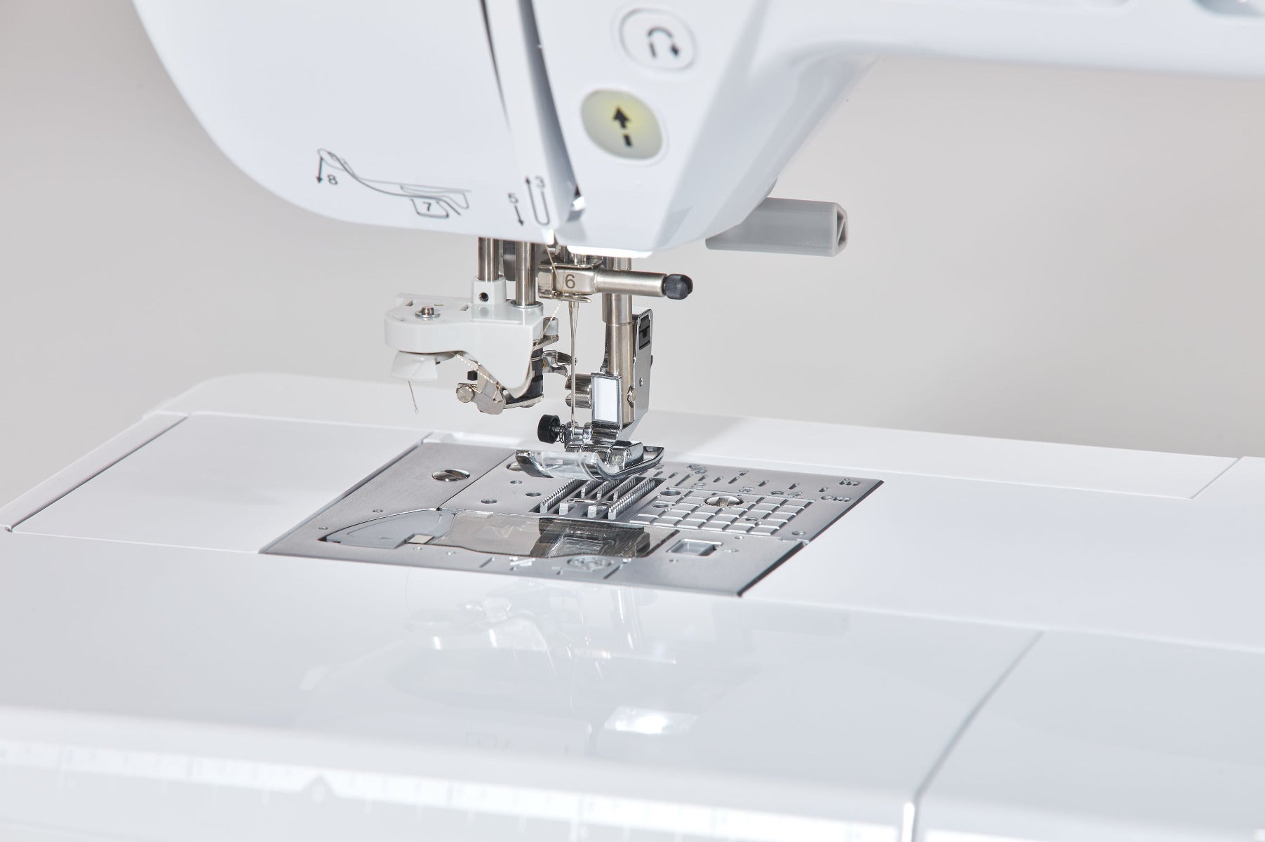 Brother Innov-is NV2700 Näh- und Stickmaschine