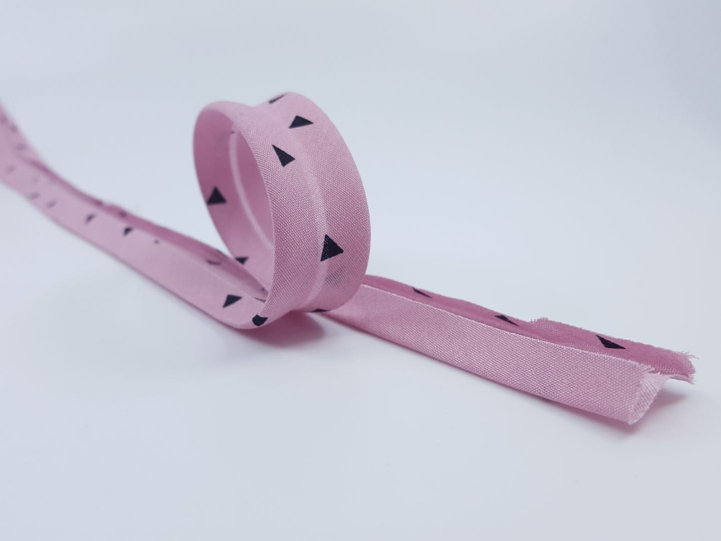 Schrägband mit Dreiecken altrosa/schwarz