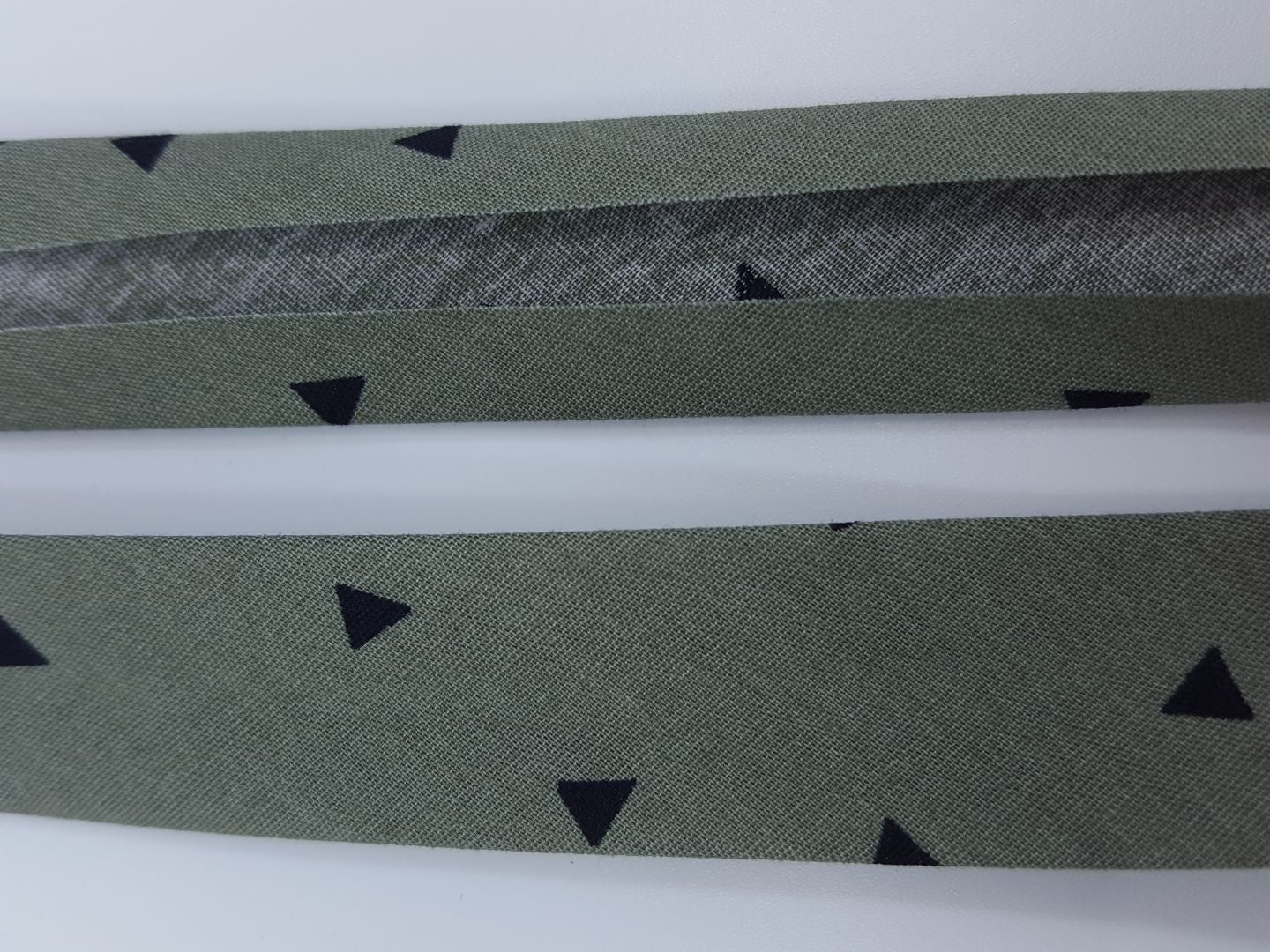 Schrägband mit Dreiecken olive/schwarz