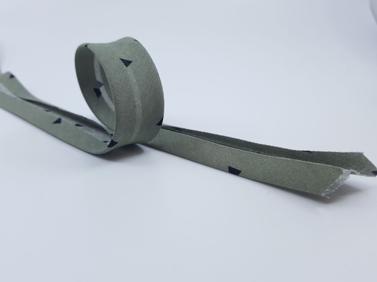 Schrägband mit Dreiecken olive/schwarz