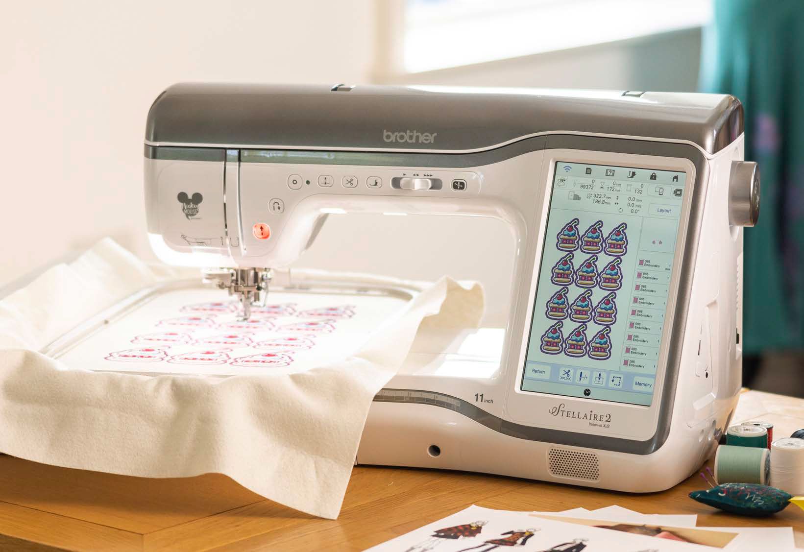 Brother Stellaire XE2 Stickmaschine mit LED-Pointer & Disney