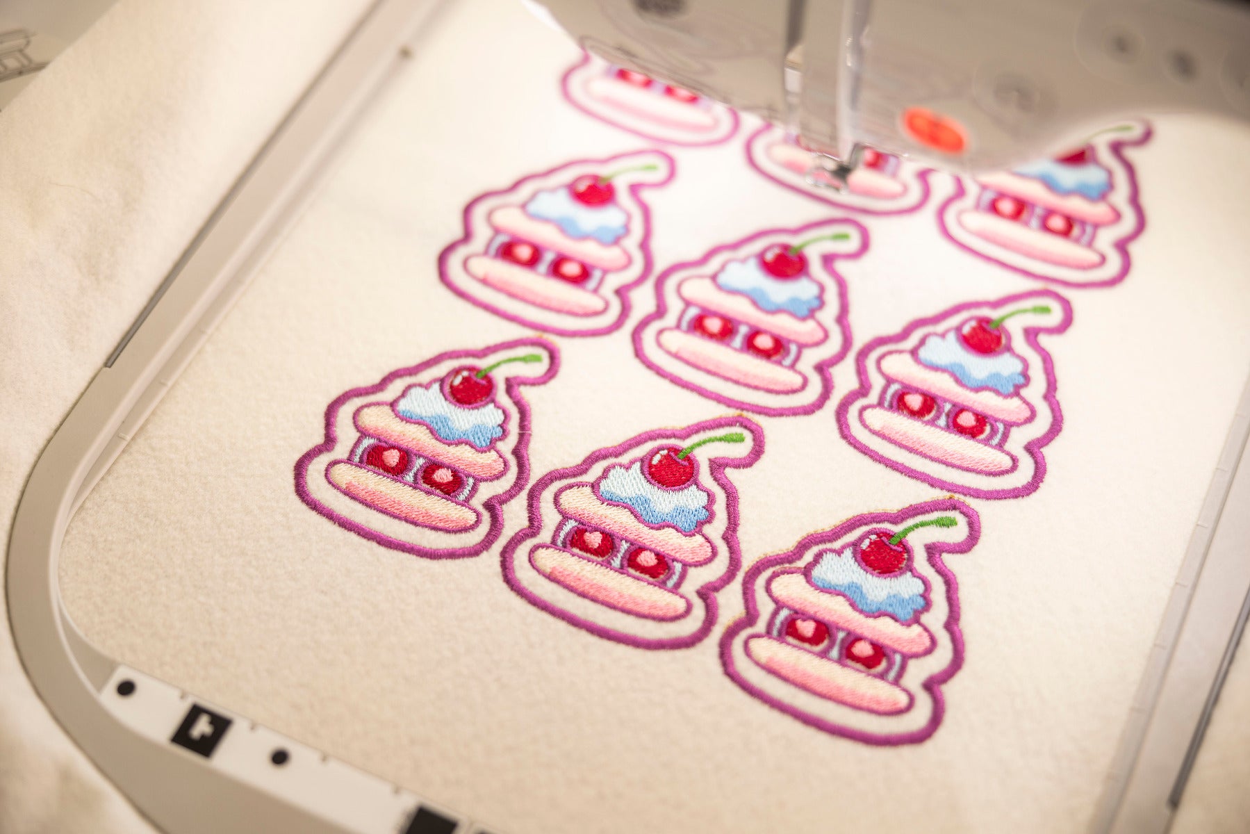 Brother Stellaire XE2 Stickmaschine mit LED-Pointer & Disney