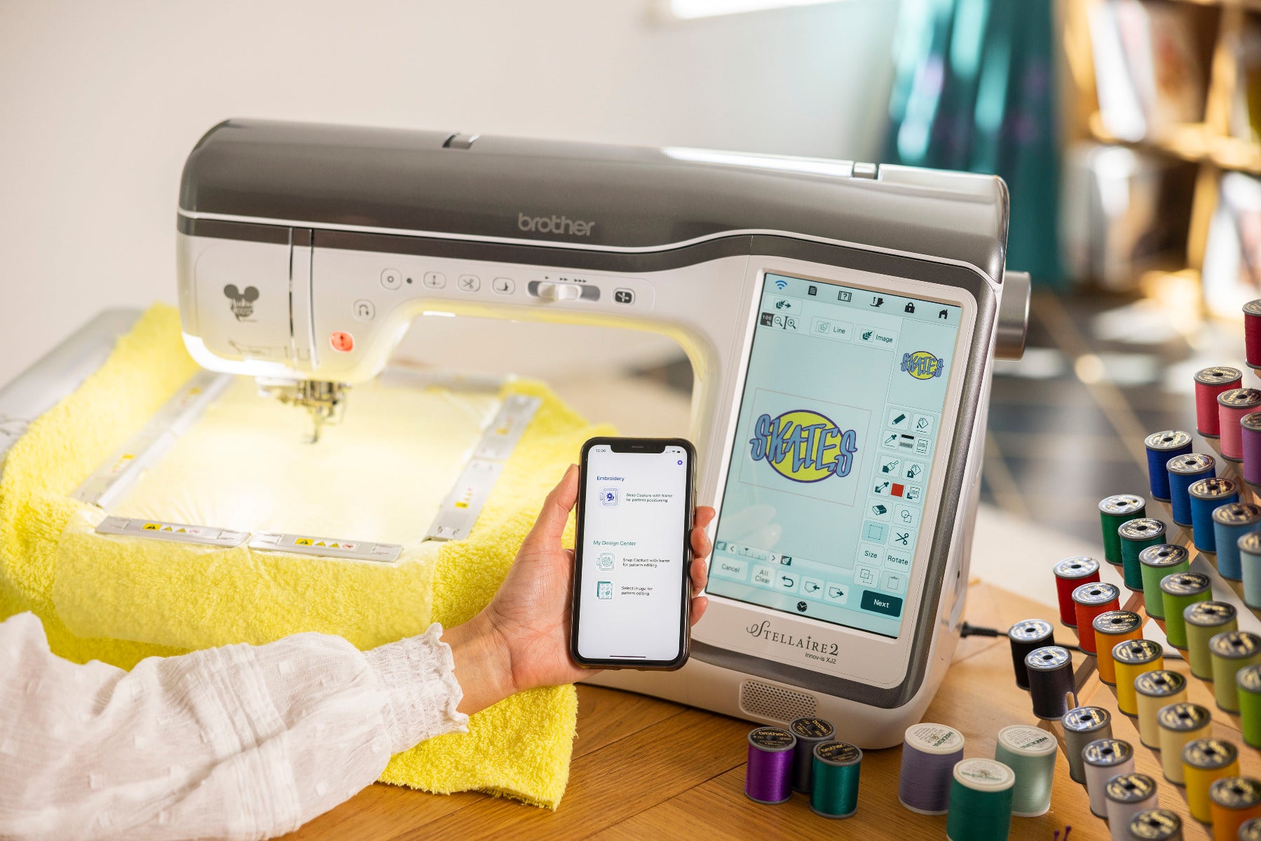 Brother Stellaire XE2 Stickmaschine mit LED-Pointer & Disney