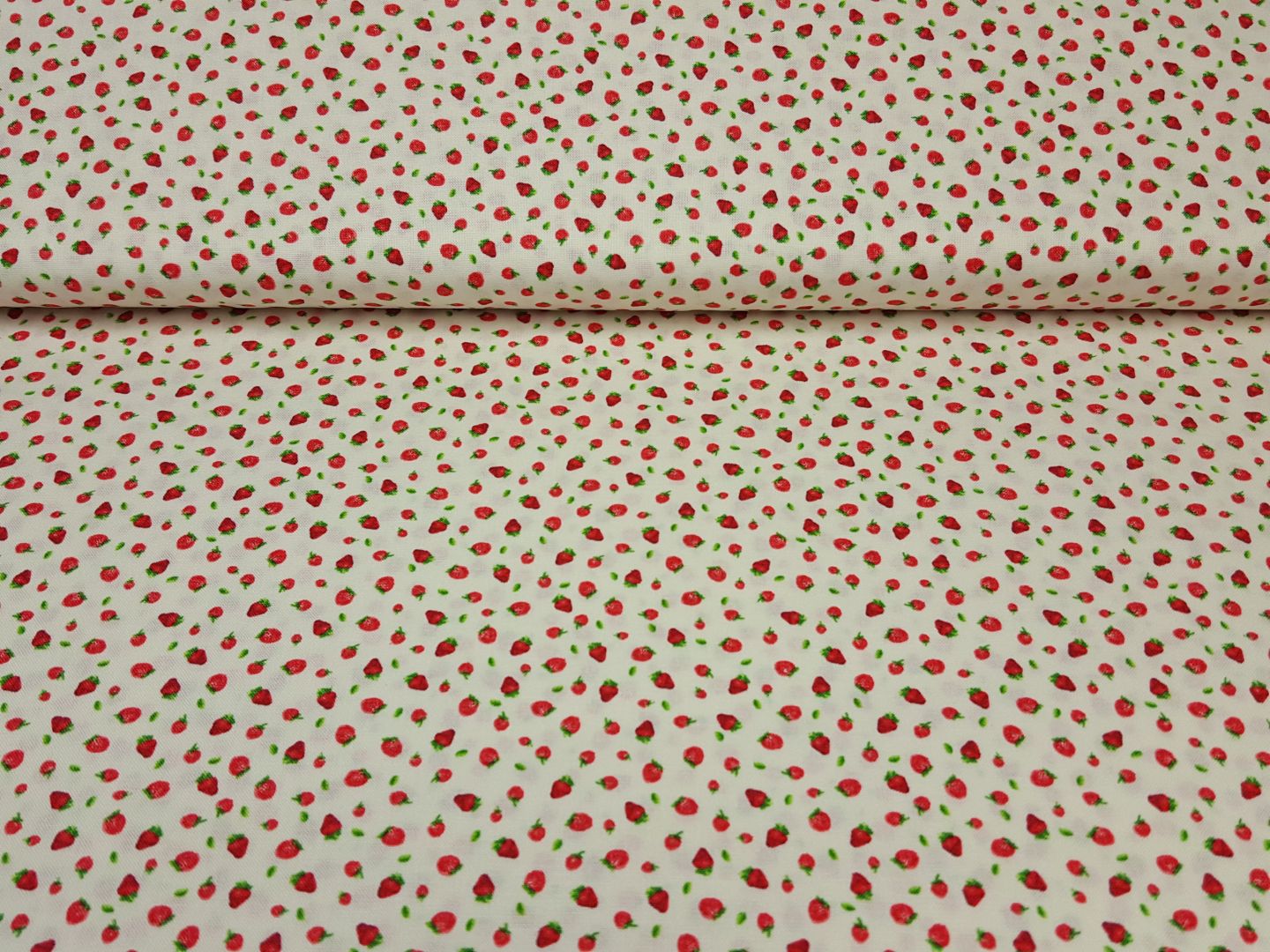 Timeless Treasures Fruit creme/rot